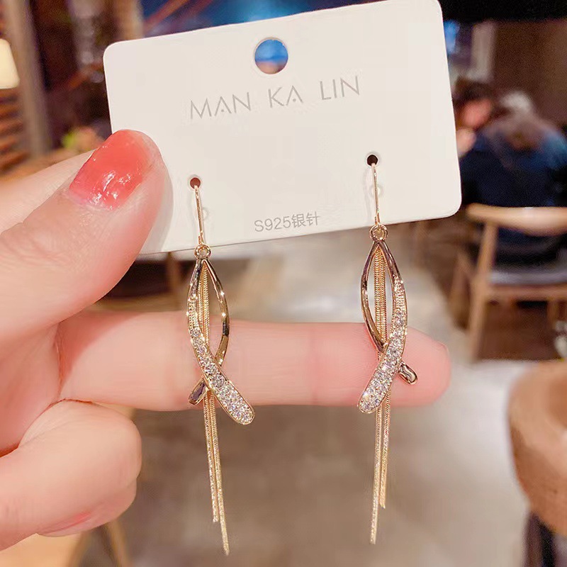 Temperament long cross fishtail tassel ear line niche design sense net red light luxury earrings super empire-looking face thin earrings