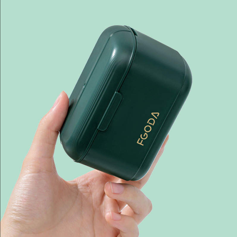 Double-layer portable lid, hollowed-out water-draining invisible braces storage box, orthodontic retainer cleaning box, denture box Application Scenario