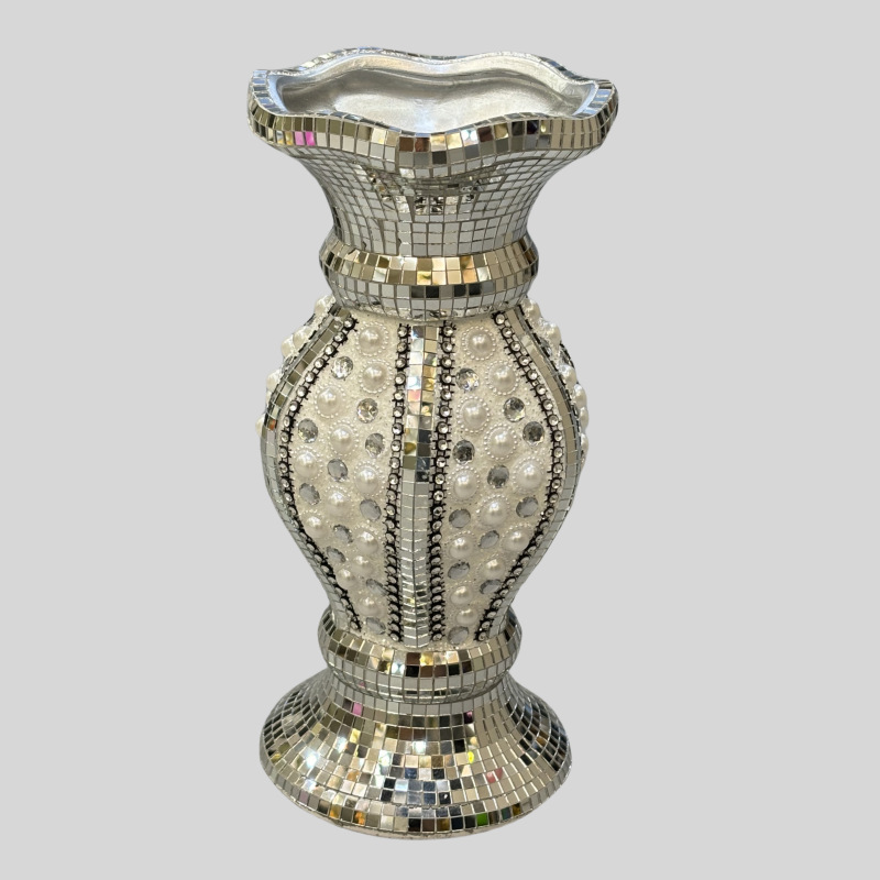 The diamond-encrusted vase is a high-end decorative item with high practicality and appreciation value