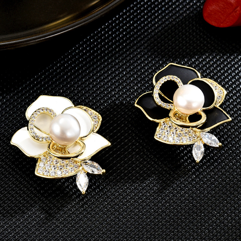 Korean classic and elegant freshwater pearl camellia magnetic clasp, versatile, sweet and high-end copper micro-inlaid brooch