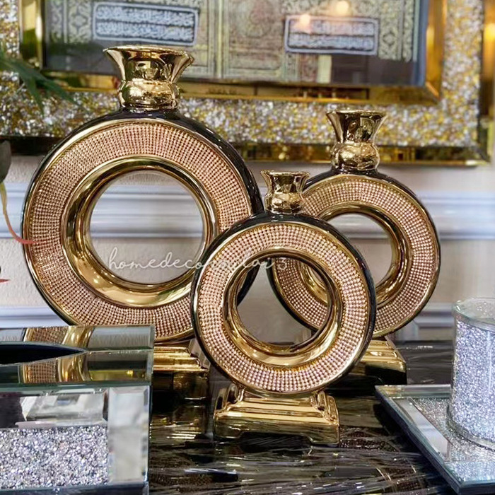 قطعة من مزهرية من محل الزهور في فندق كيك details Picture