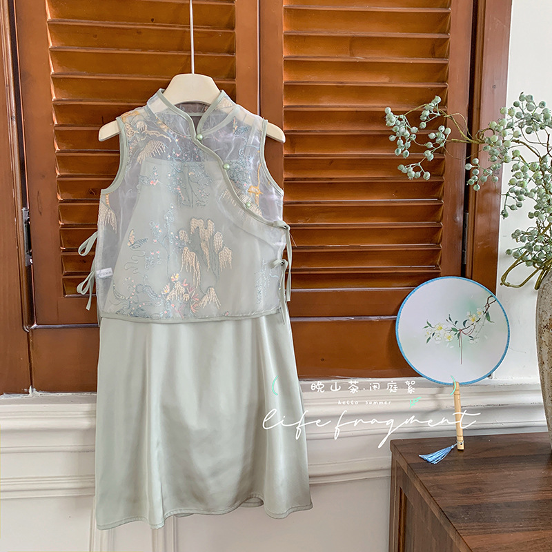The new Chinese-style children's set for summer 2025, featuring a traditional Chinese vest and halter dress, is a trendy two-piece Hanfu for girls Specification image
