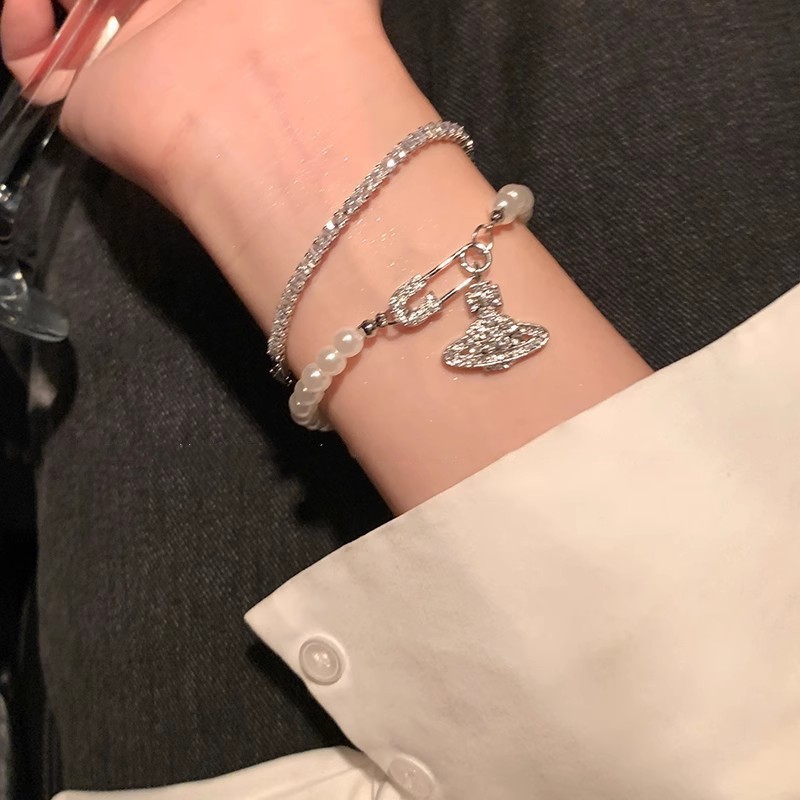 Planeta saturno perla pulsera mujeres luz lujo nicho de alto nivel sentido lleno de circonitas perforadas pulsera exquisita moda de la mano Application Scenario