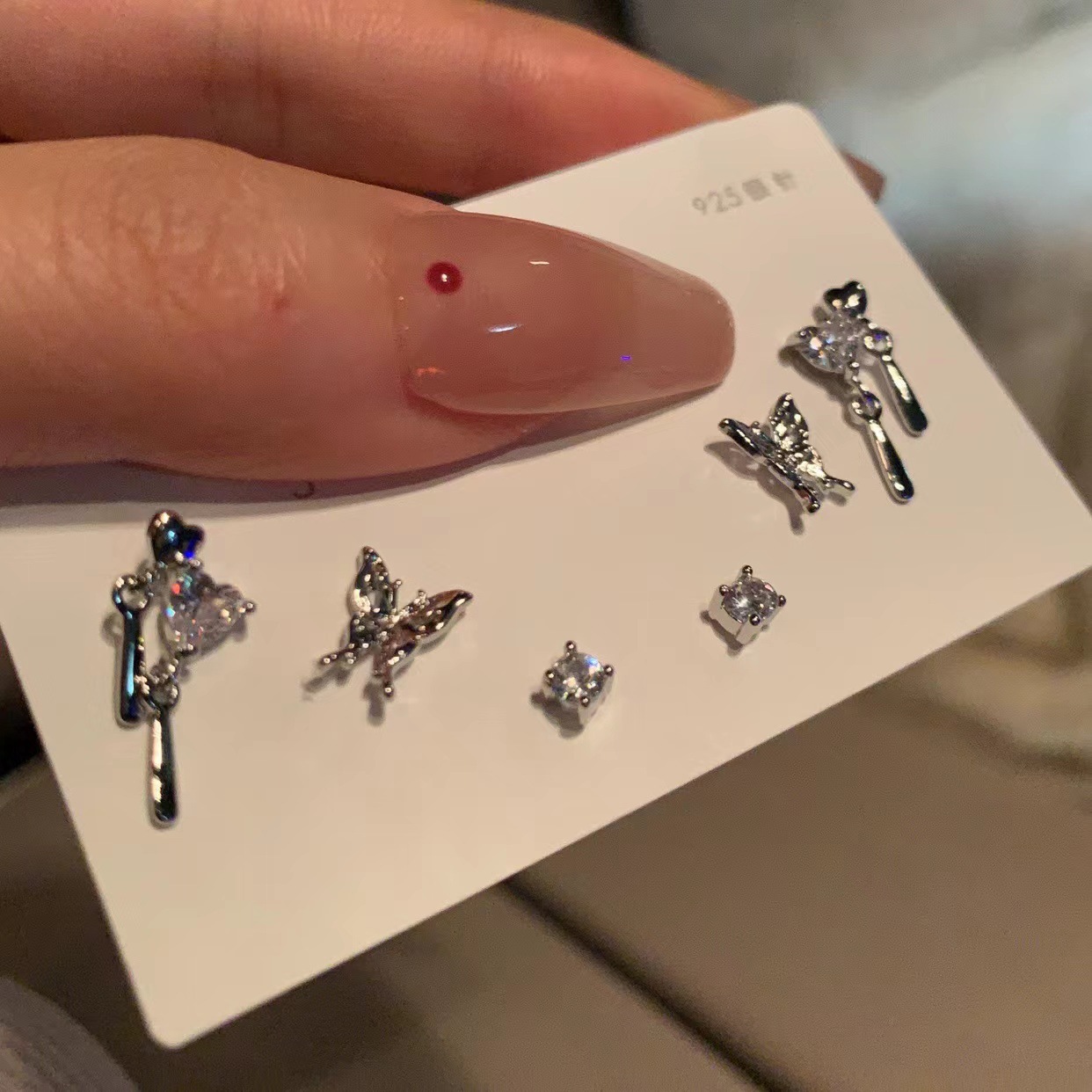 The new autumn and winter fashion leather concave-convex hair band exudes a sense of luxury. The high headband at the top of the head is versatile. The wide-edge facial hair clip is a headpiece pic 2