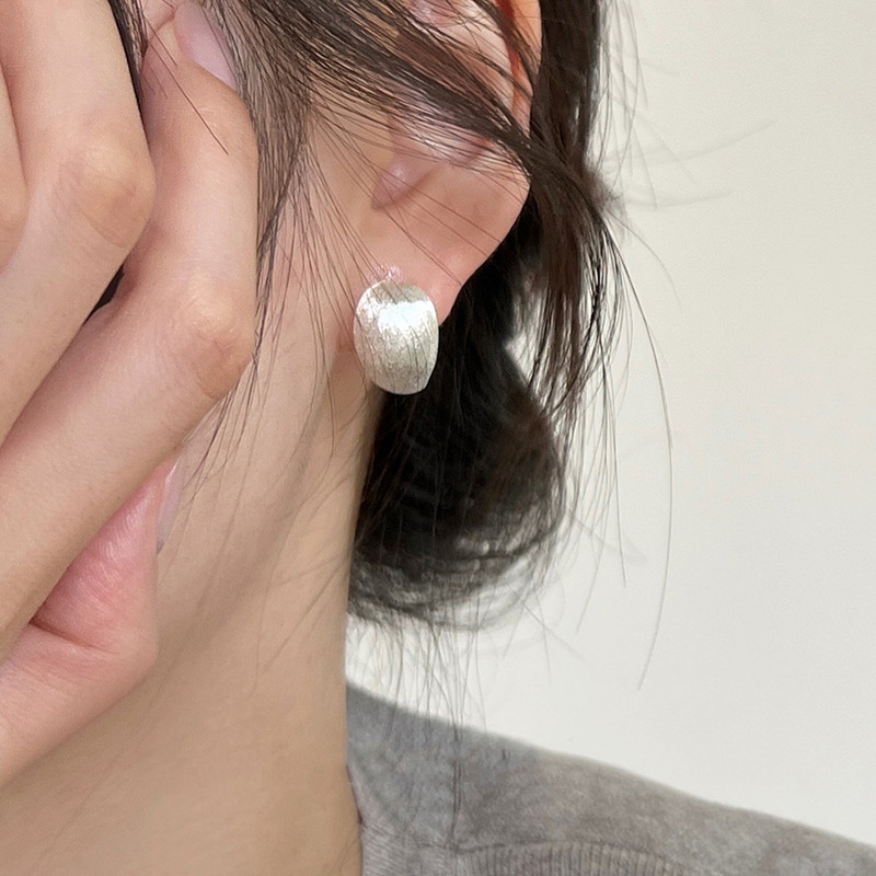 Korean-style niche design, brushed matte surface, teardrop ear buckles, minimalist fashion, individual, versatile and high-end earrings for women
