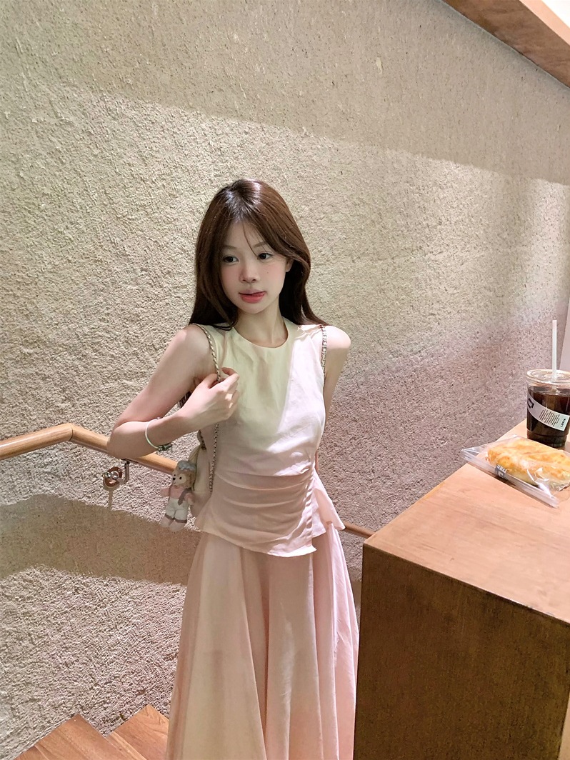 A real photo of an elegant young girl wearing a pink dress with a large skirt details Picture