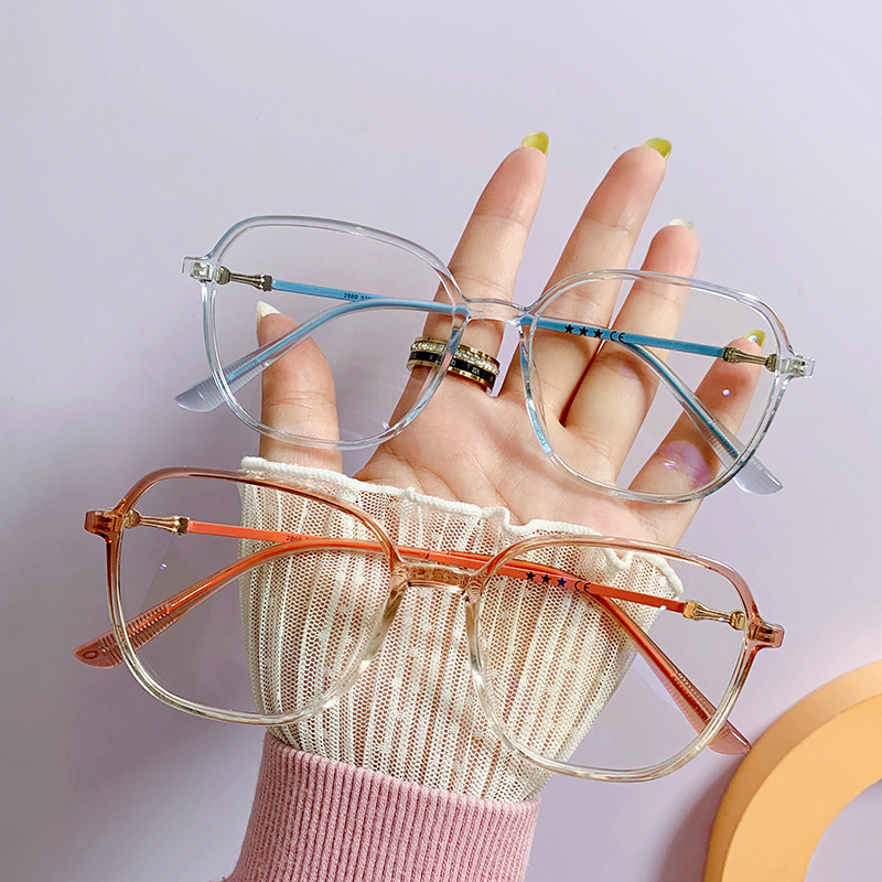 Korean version optical glasses for women to slim their faces can be paired with TR90 plain light anti-blue light glasses for students without makeup Application Scenario
