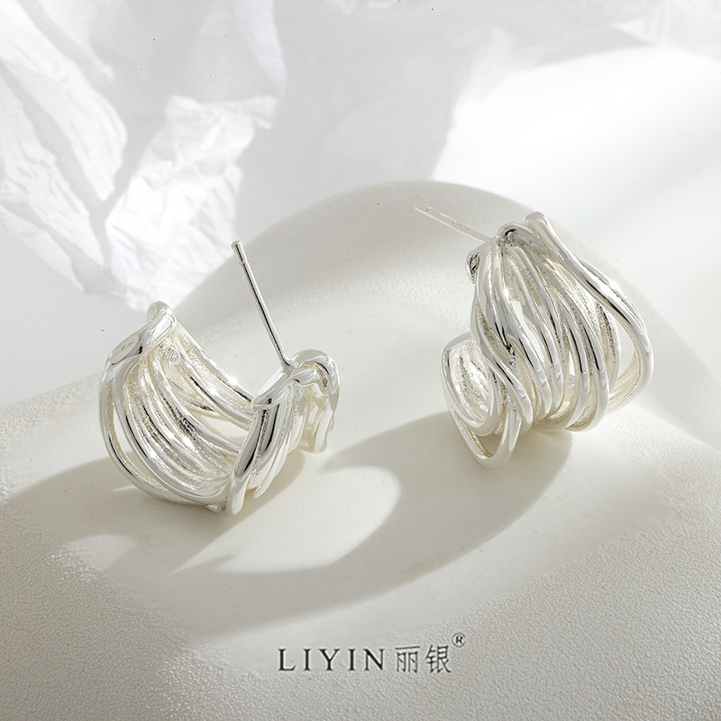 The light luxury, exquisite and high-end stud earrings are fashionable, exquisite and versatile