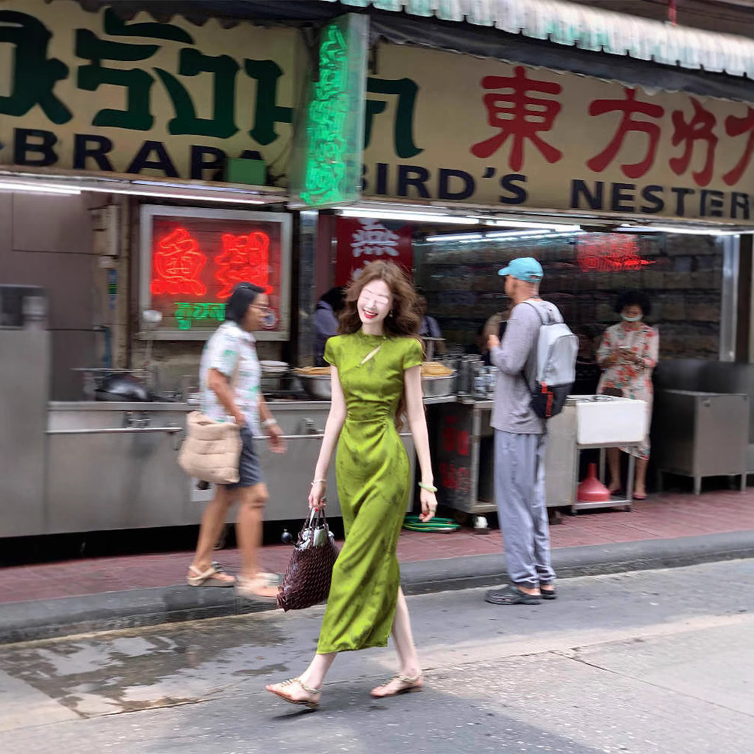 Eat green vegetables [Bidie - Puxia] New Chinese-style fair green butterfly satin cheongsam women's two-color dress Specification image