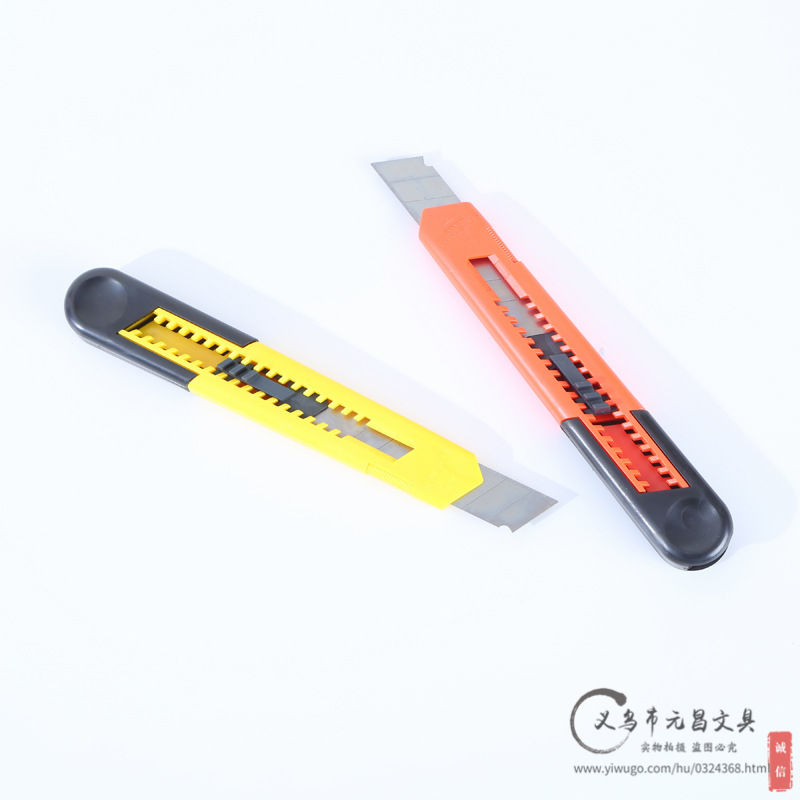 Lightweight utility knife set, small utility knife, wallpaper cutting knife, rubber-coated utility knife blade set Application Scenario