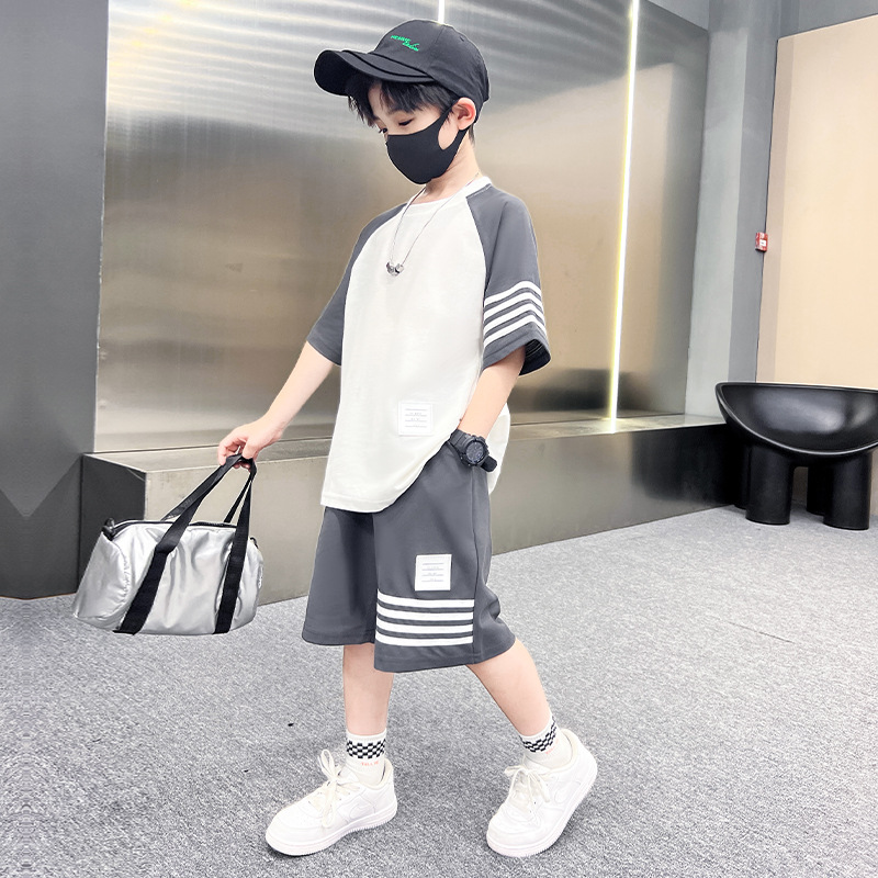 The 2022 new style of boys' short-sleeved summer set is a popular trend. It's a trendy summer sportswear for children from Zhongda Application Scenario