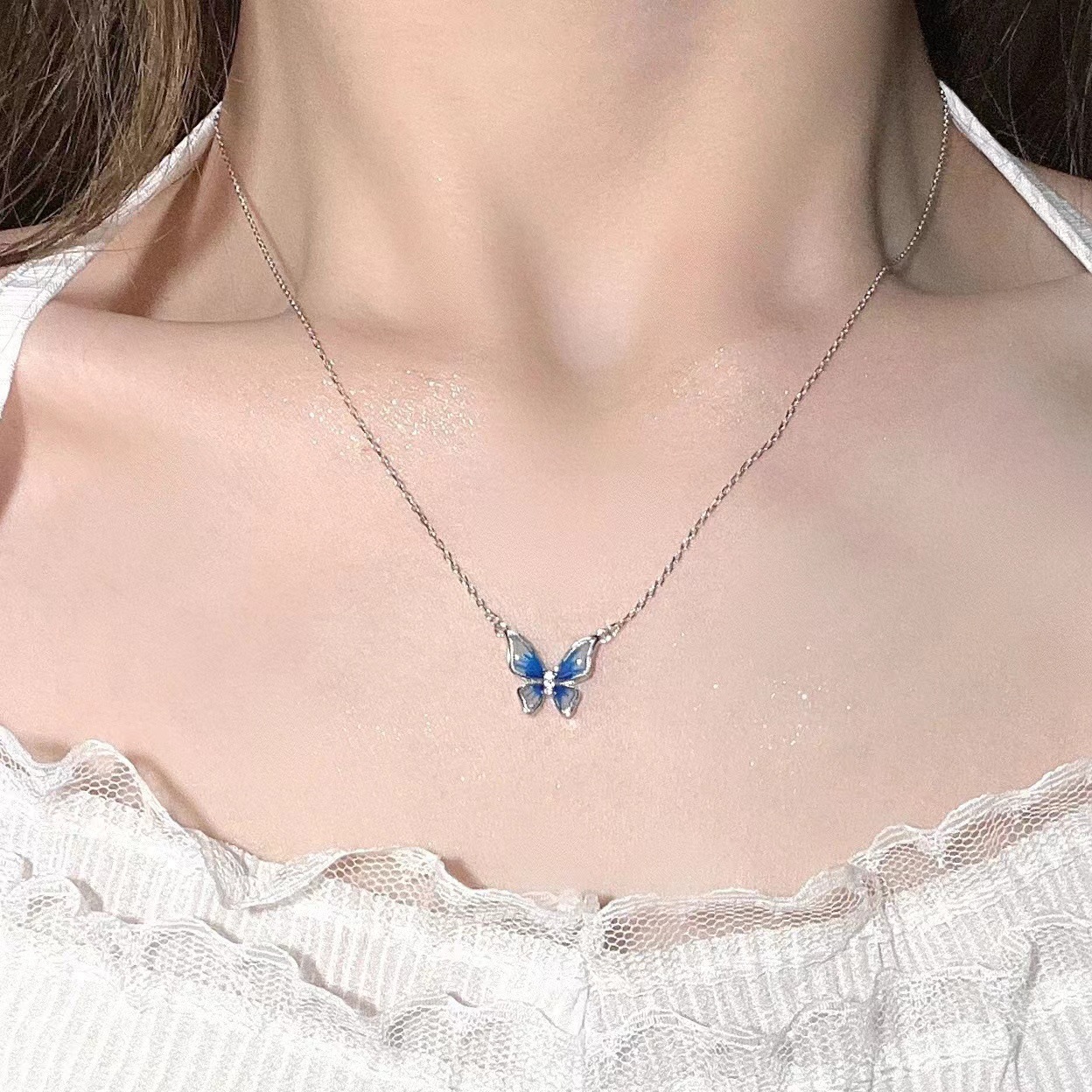 Gradient blue butterfly necklace for women, a niche, light luxury and high-end design on Instagram, a collarbone chain for Valentine's Day Application Scenario