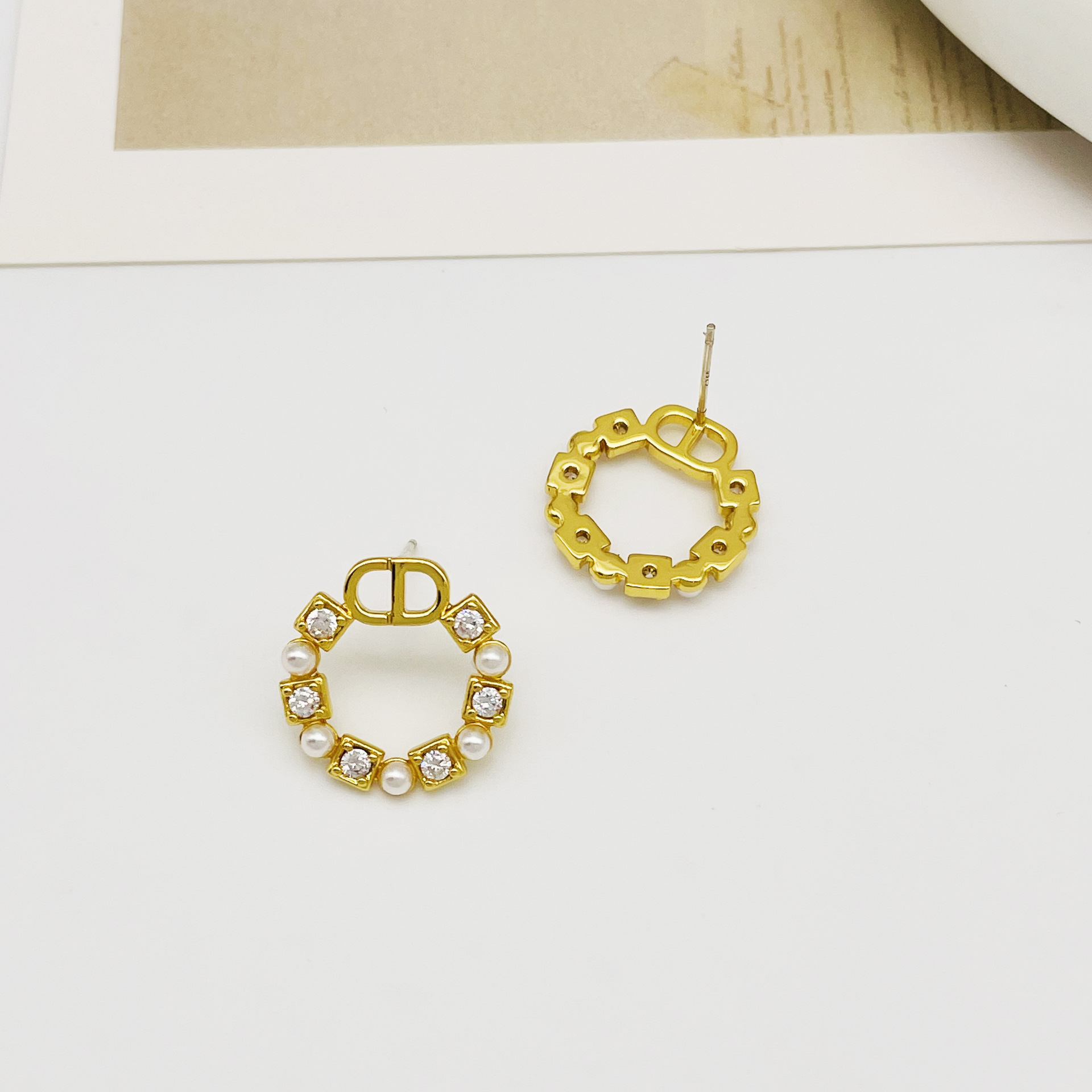 The 2023 new Korean pearl D family ear studs with real gold plating are a retro, fashionable and trendy pearl D family earrings Specification image