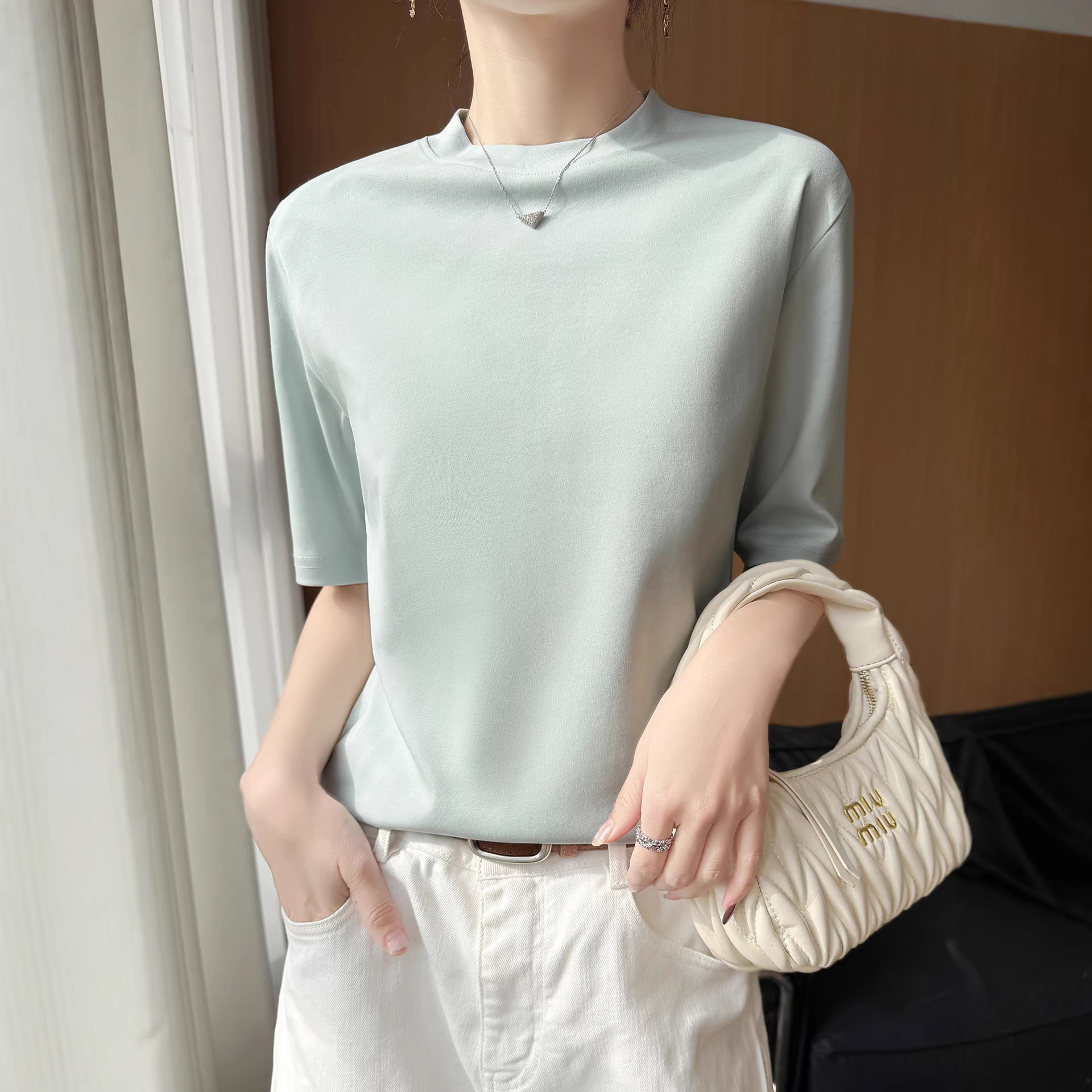 A pure cotton semi-high neck T-shirt for women with a five-quarter mid-sleeved stand-up collar and stitching at the back. It is a loose mid-neck base layer for commuting and can be layered with an upper garment details Picture