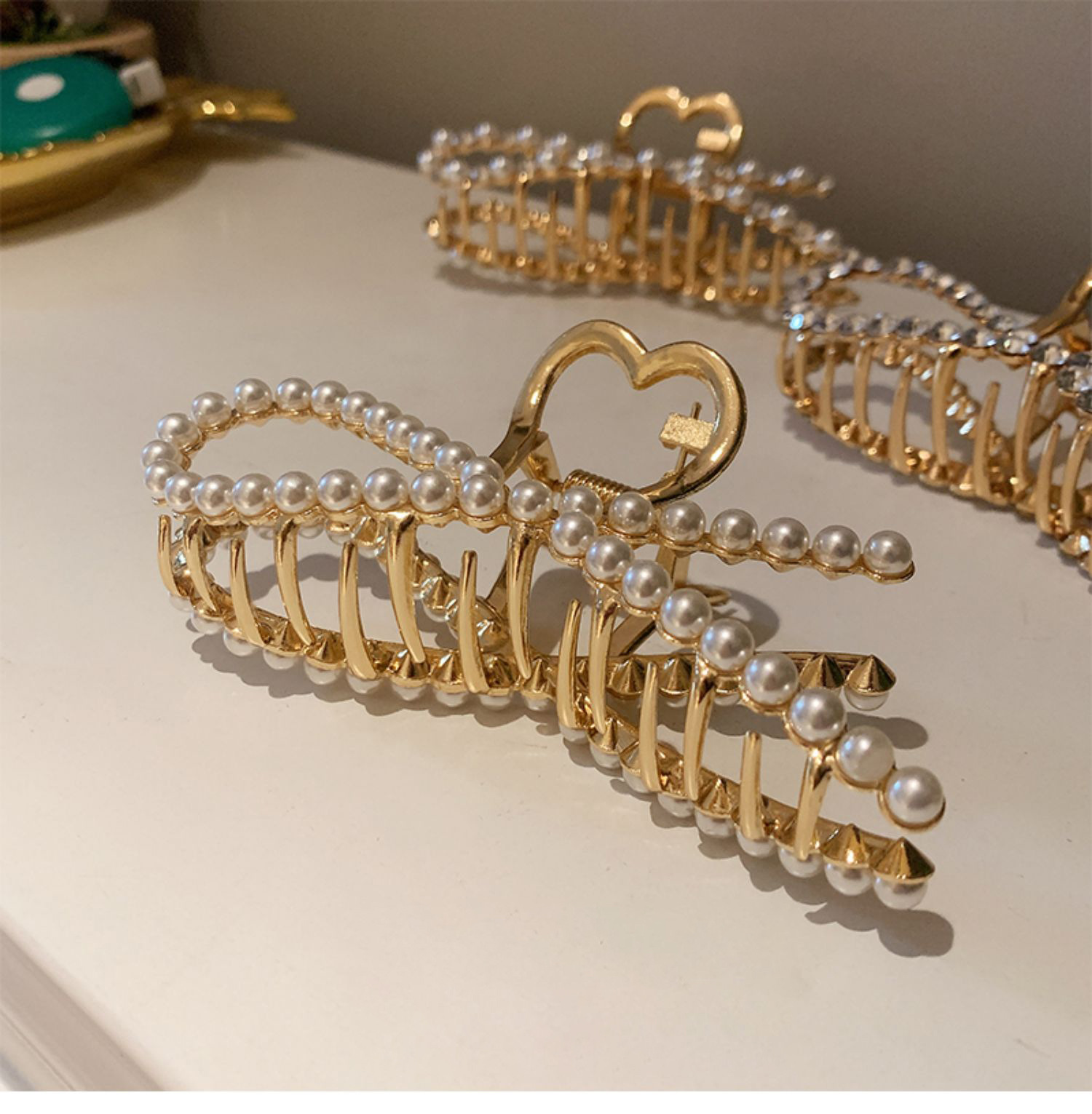 South Korea's New Pearl Hairpin Back Head Female Large Grab Net Red Temperament Hairpin Grab Hairpin Shark Clip Headwear Application Scenario