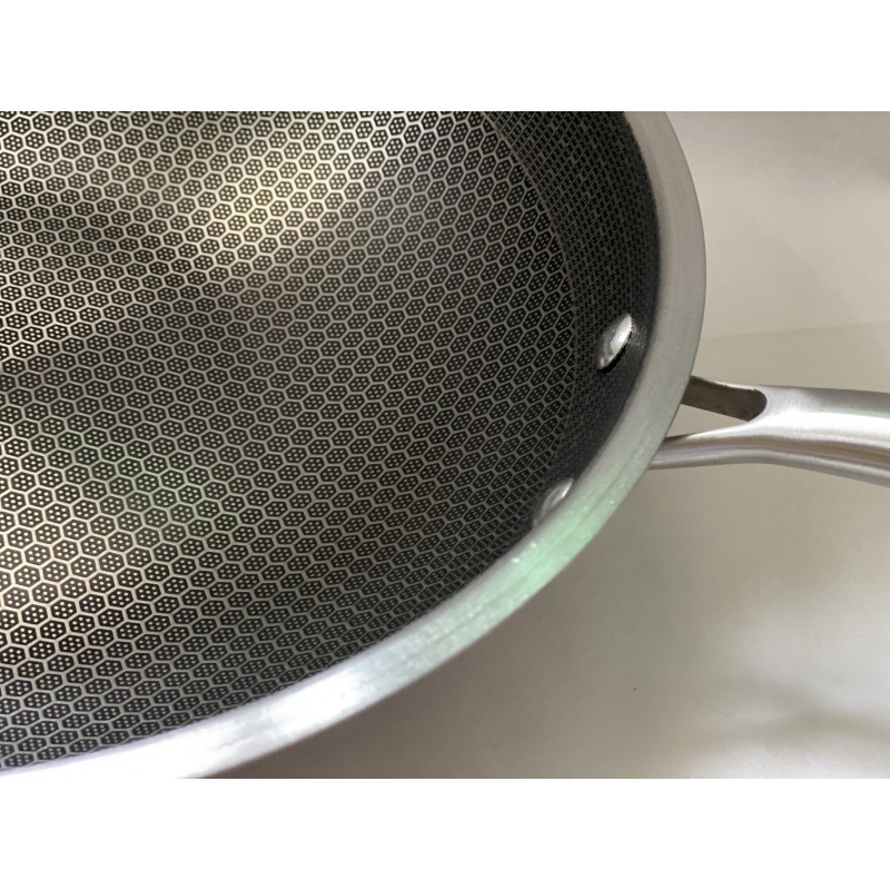 Vertical Glass Lid on Stainless Steel Wok