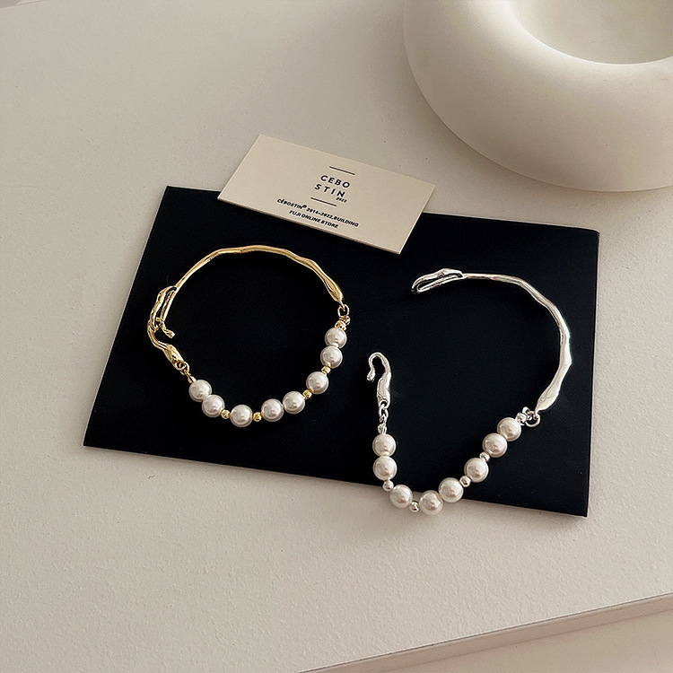 This niche design irregular metal pearl bracelet is a retro, simple and versatile, elegant and fashionable bracelet for women Item Picture