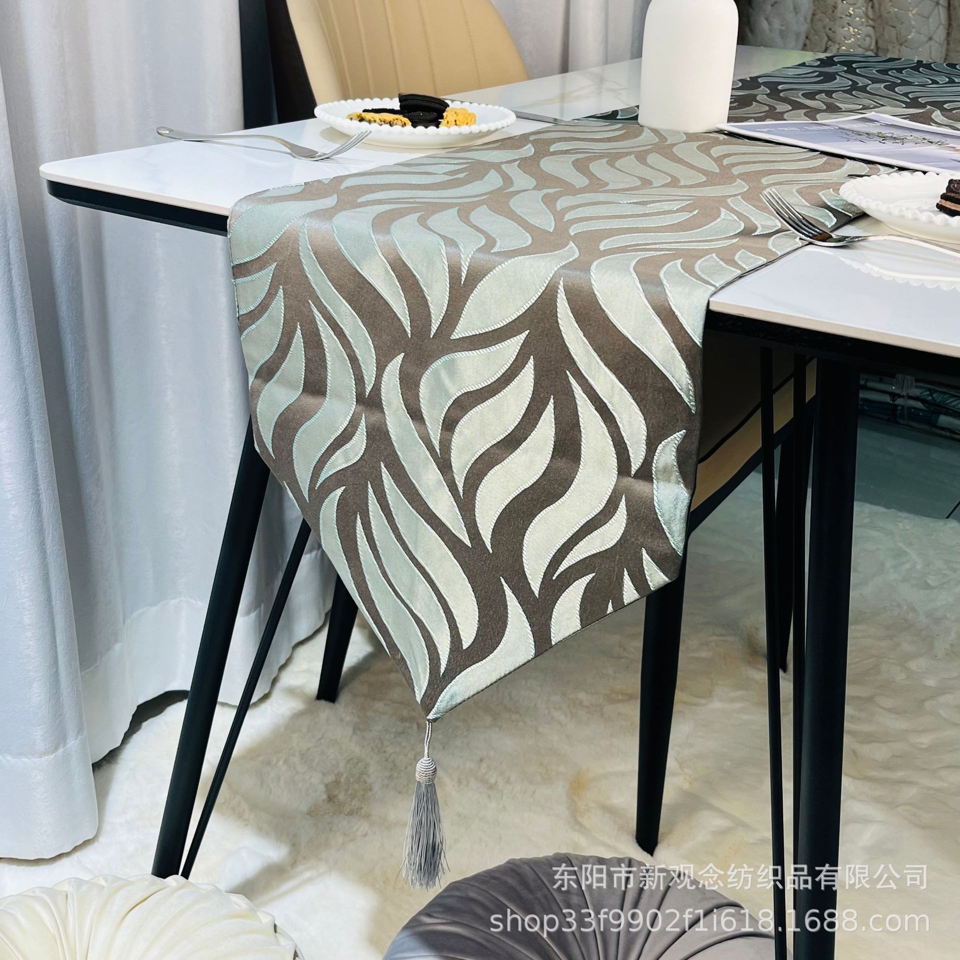The new minimalist silk-gloss table flag offers high cost performance. The geometric abstract tassel tea flag and the bed flag for homestays and hotels are available for export wholesale Specification image