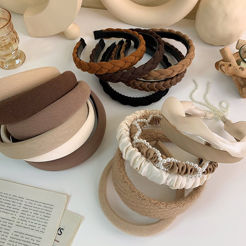 Milk tea and coffee-colored hair bands, fashionable sponge headbands, high top hairpins, girl's twisted pearl hair bands, Japanese and Korean hair accessories Application Scenario