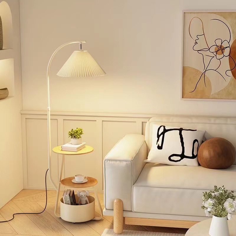 أضواء منبسطة على طاولة النوم بجانب الأريكة في غرفة المعيشة في شمال أوروبا Specification image