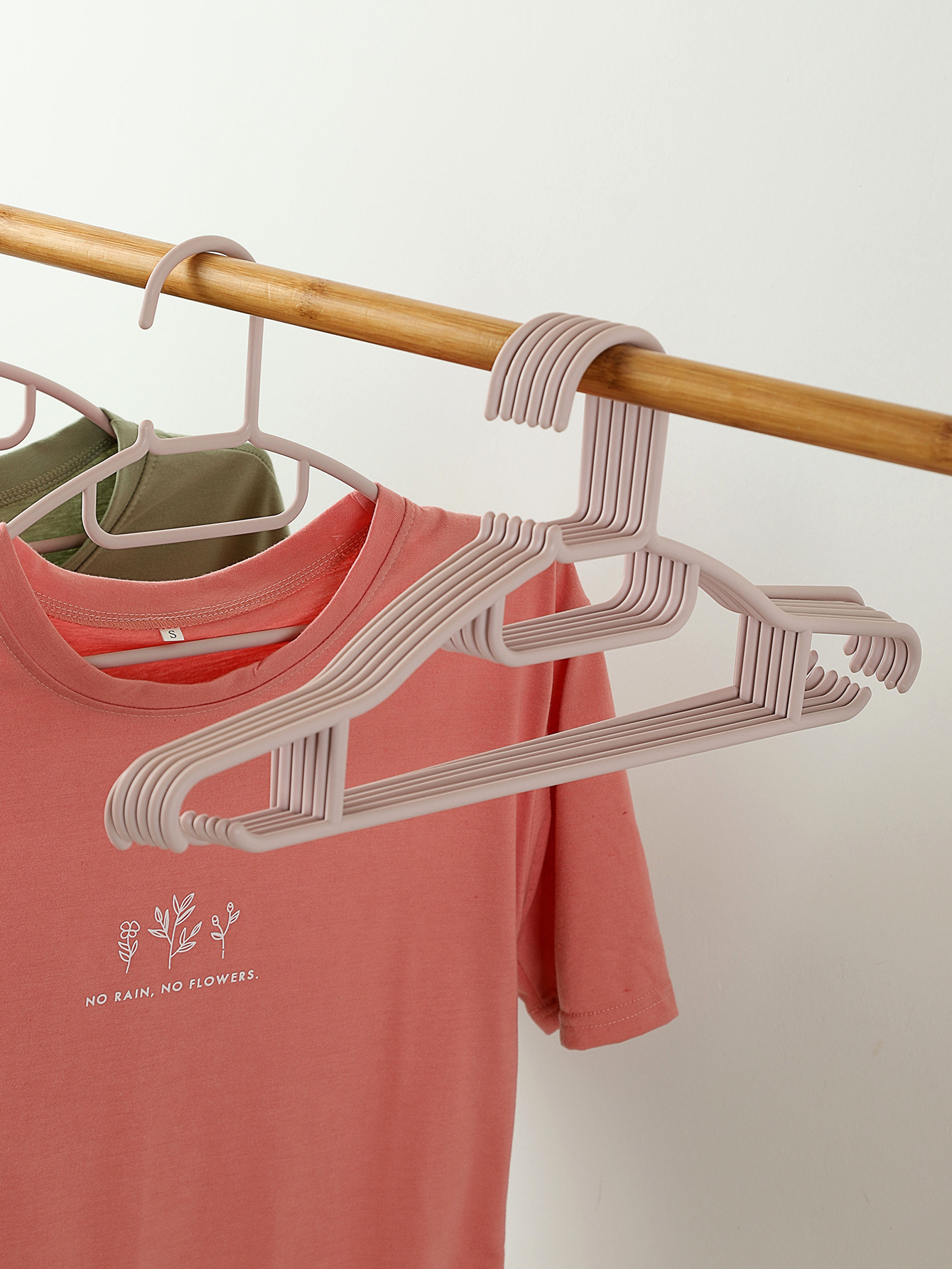 Plastic women's clothes rack non-slip wide shoulder no trace drying clothes rack support simple multi-purpose clothes rack household dormitory Application Scenario