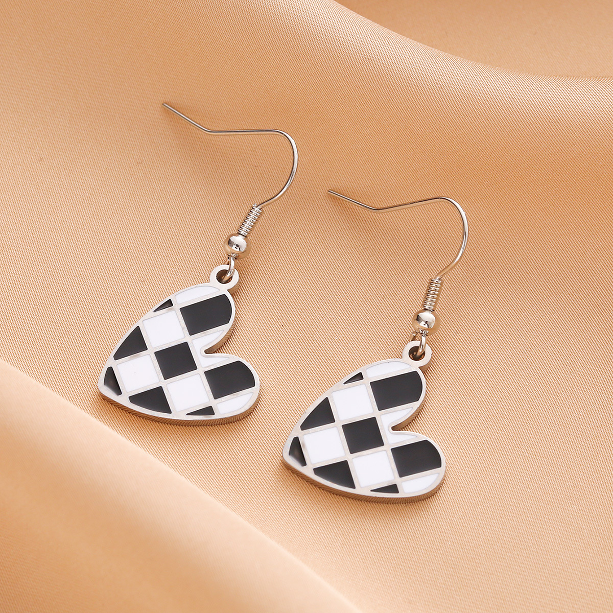 Heart-shaped checkered stud earrings, 2021 new trendy and high-end niche earrings, women's ear clips, earrings without ear holes