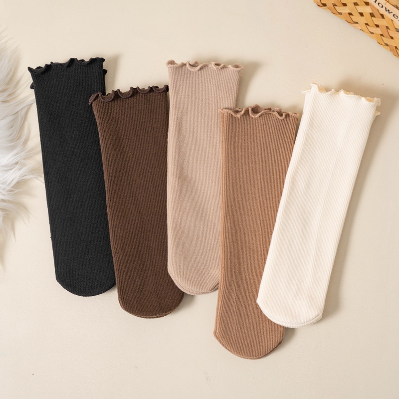 One-piece consignment of lace snow socks for women in winter, thickened with fleece, warm and cold-resistant, for home sleeping, floor fleece, postpartum socks wholesale, one-piece consignment Application Scenario