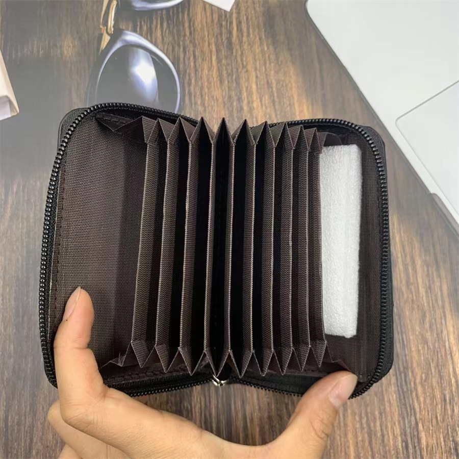 New cross-border card wallet, anti-theft, anti-demagnetization, large-capacity coin purse, small wallet, multi-functional driver's license and bank card Application Scenario