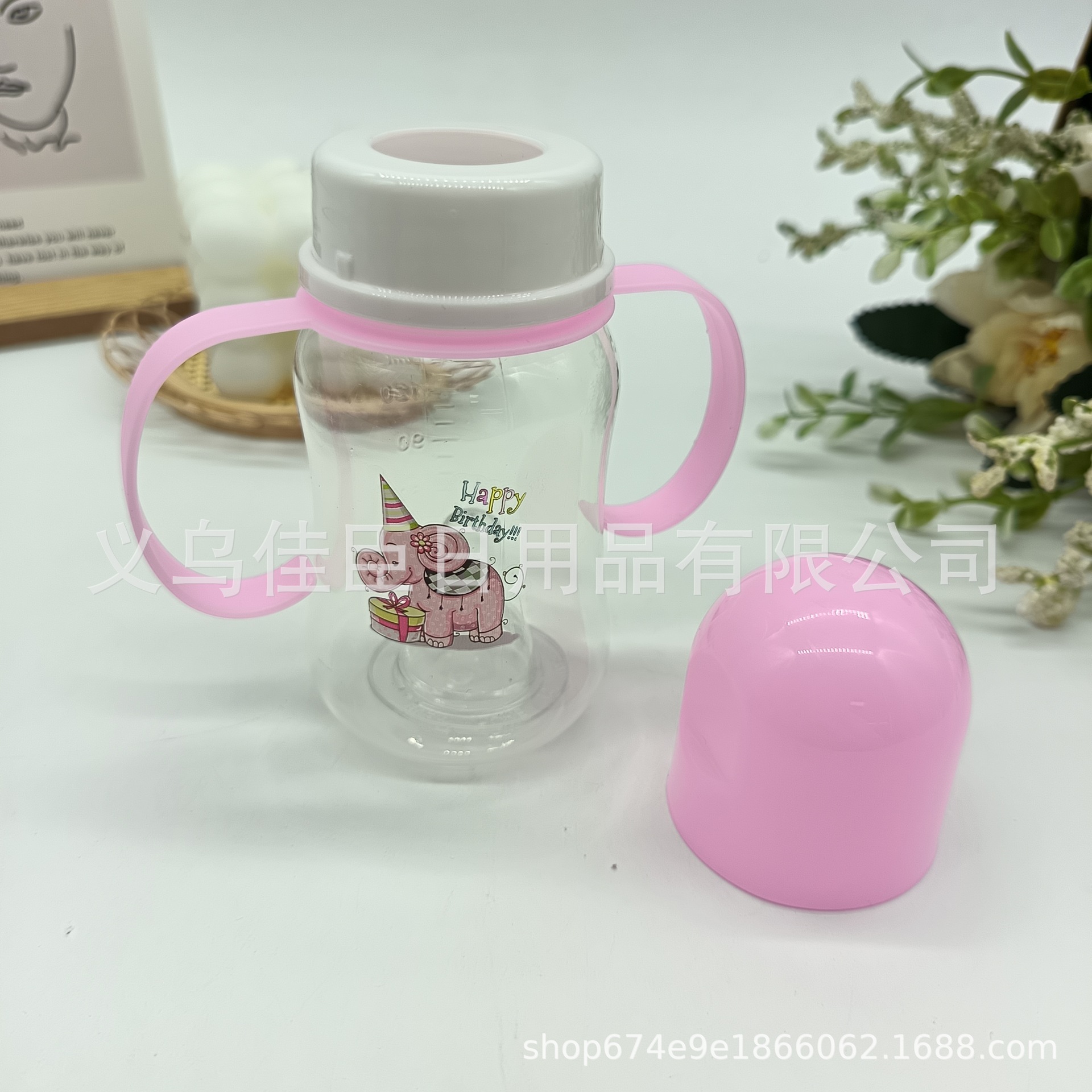 Cute and fun patterned baby learning drinking cups, baby drinking cups with handles, pacifiers and bottles for wholesale trade Application Scenario