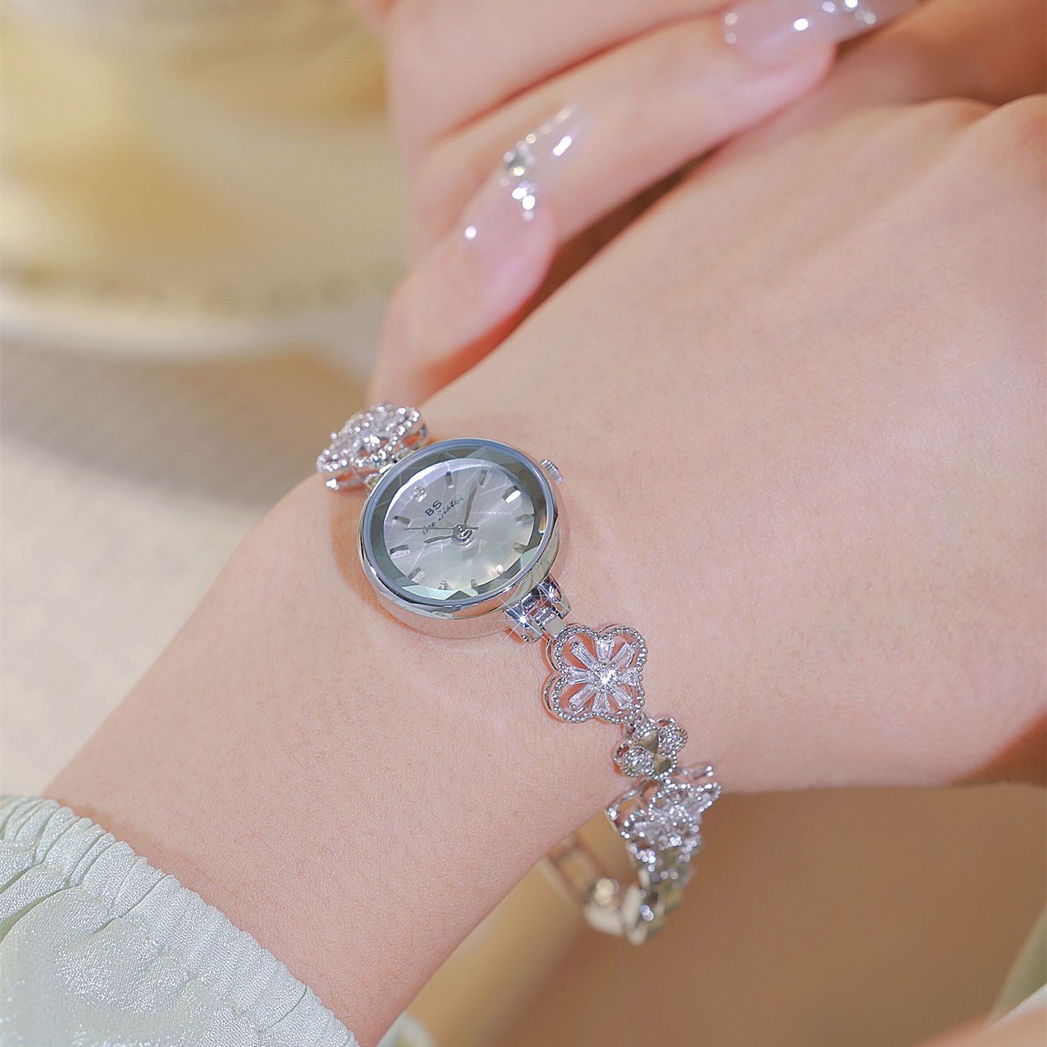 BS new best-selling watch manufacturer direct sales, foreign trade chain watch Lucky Zircon women's watch consignment, FA1676 Four-leaf Clover Specification image