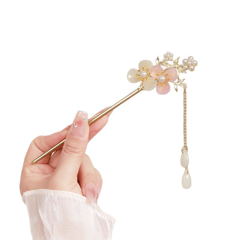Chinese-style and trendy high-end metal tassel hairpins, women's ancient-style cheongsam and Hanfu hairpins and headwear, Chinese-style horse face skirts, hair hairpins and accessories Application Scenario