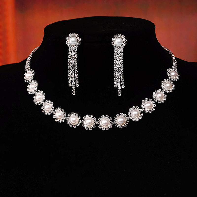 European and American sexy pearl, rhinestone, flower necklace, earring set, fashionable dress, simple and versatile necklace, collarbone chain details Picture
