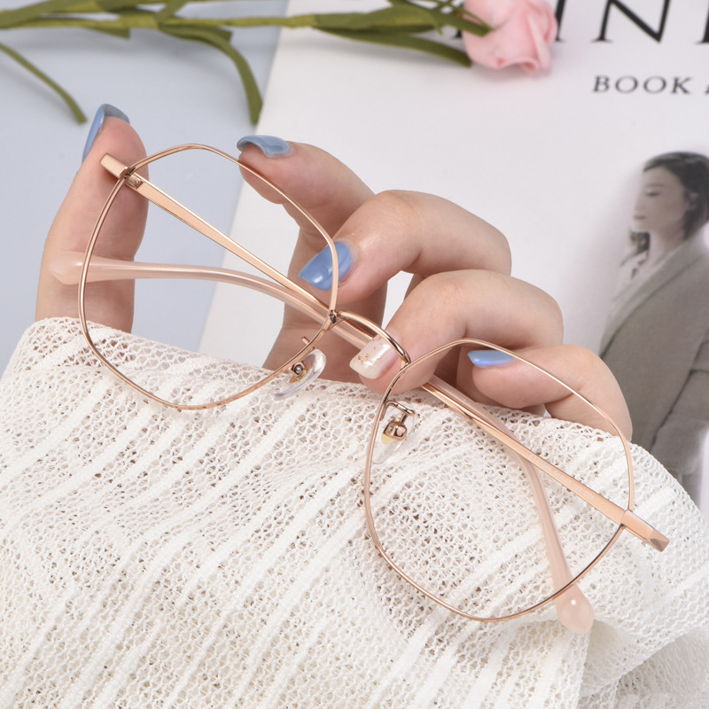 Wholesale of new trendy retro polygonal glasses frame women's ultra-light pure titanium full-frame glasses frame decorative glasses 27086 Application Scenario