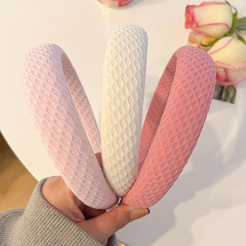 The cream-colored waffle hairband is sweet and versatile. The sponge headband has a mesh and a solid-colored hairpin. It is a face wash and hair accessory from Japan and South Korea Application Scenario