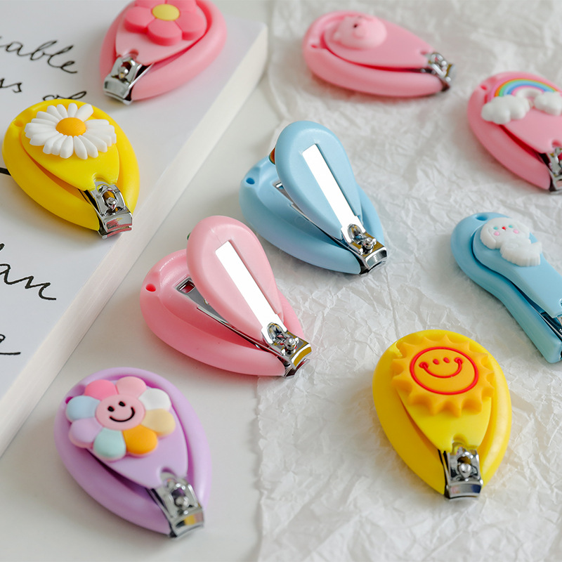 Cute girl's creative small portable nail clippers, Korean mini girl's home nail clippers Application Scenario