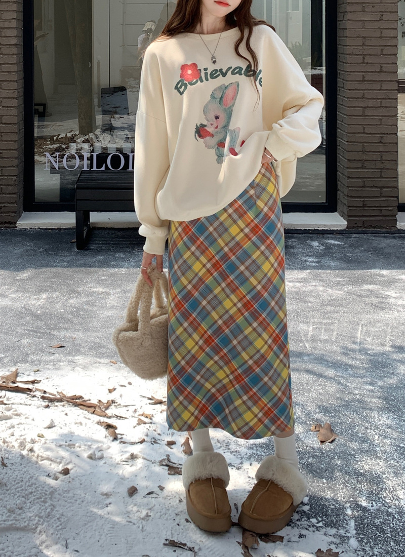 Candy-colored women's half skirt for autumn/Winter 2023, A fashionable high-waisted, backslit, hip-hugging, checked mid-length A-line skirt Application Scenario