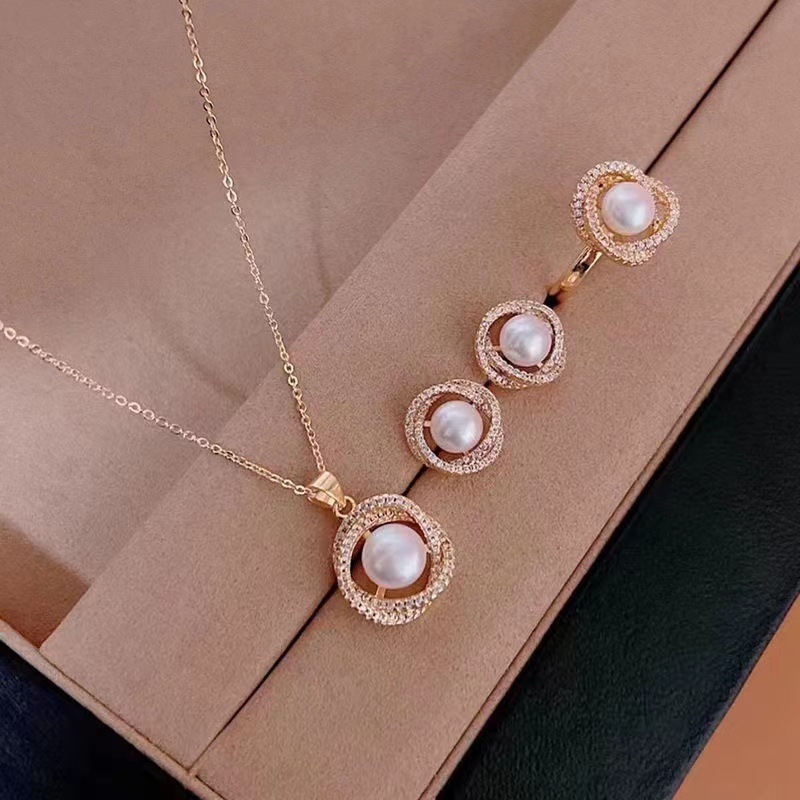 The new collarbone chain of the "Flower Blooms, Wealth and Honor" petal necklace, ring and earring set, a light luxury pearl accessory, will be live-streamed