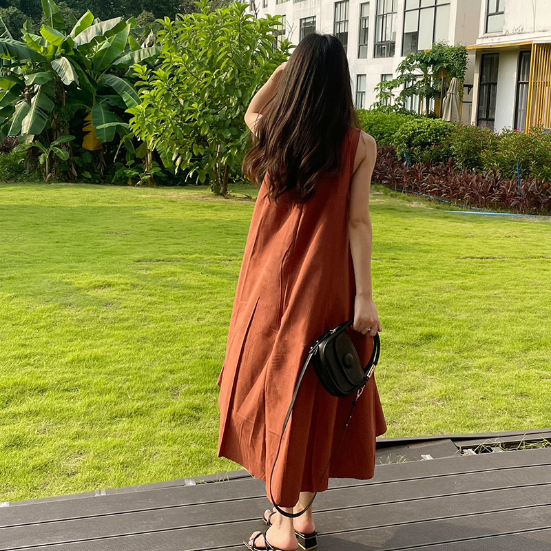 The 2024 new cotton and linen sleeveless loose dress features an A-line silhouette with A flowing texture and a sweet, playful long tank top dress details Picture
