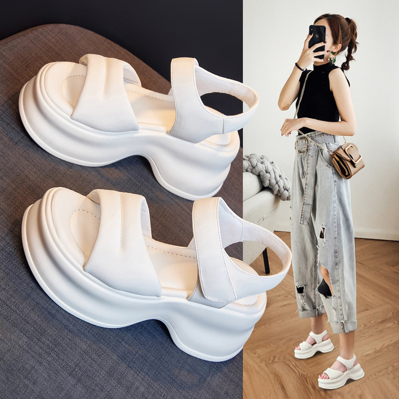 The new summer 2023 style of women's insole height-increasing sandals has become an Internet sensation. The Roman wedge and thick-soled sports shoes are extremely popular