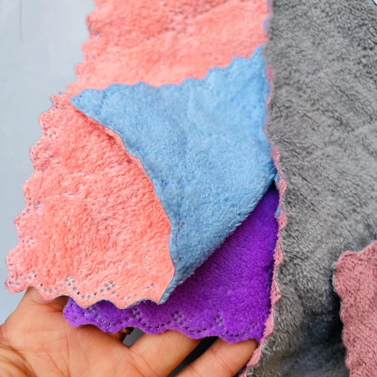 【 Zone 2-12 】 Two one-card cleaning cloths, 40 cards per pack, 1000 cards per box. Two one-card cleaning cloths, two-color dishcloths, coral fleece scouring pads, absorbent cleaning cloths. Affordable. 2 pieces per pack, 1 yuan. Supply Item Picture