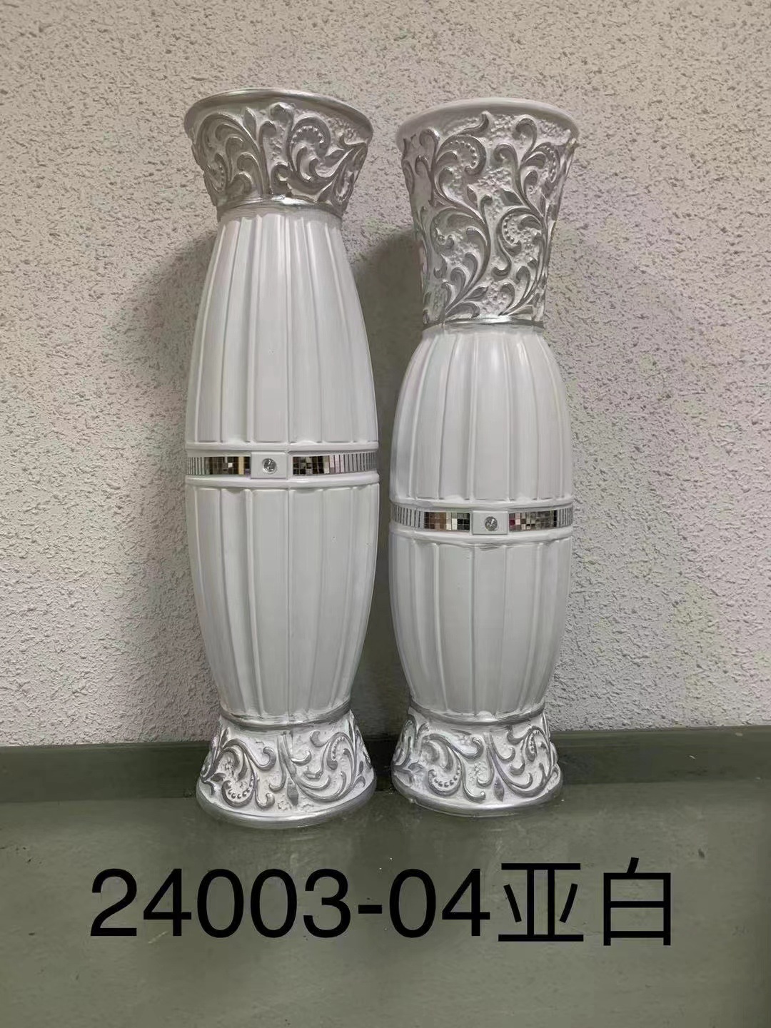 اما زهرية السيراميك التي سقطت على الارض فتُستعمل في ردهة الفندق details Picture