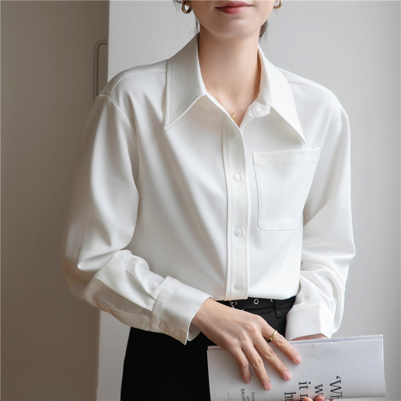 A real photo of a white long-sleeved layered shirt for women's work in the 2024 autumn and winter season, paired with a thickened twill brushed shirt details Picture