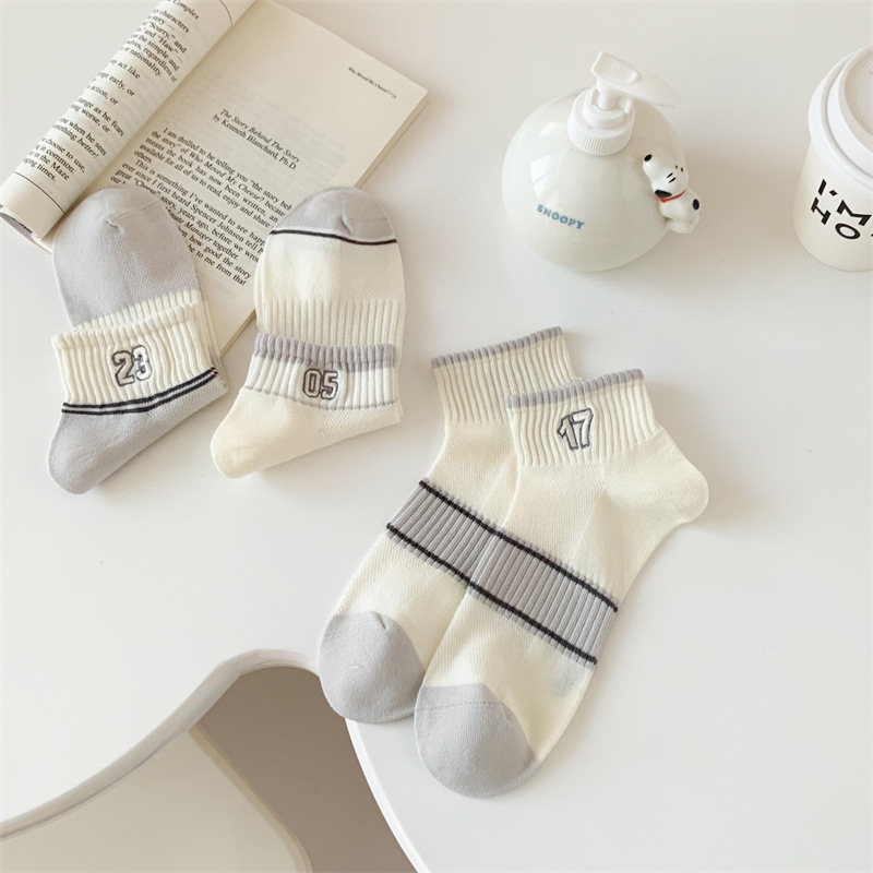 Factory direct sales of women's grey five-inch socks, combed cotton hand-sewn jacquard digital fashion sports socks wholesale Specification image