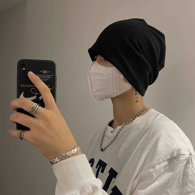 Black hats are versatile for men's fashion in spring and autumn. Woolen hats, cold hats, headscarves, knitted hats, and piles of hats for men to keep warm in winter