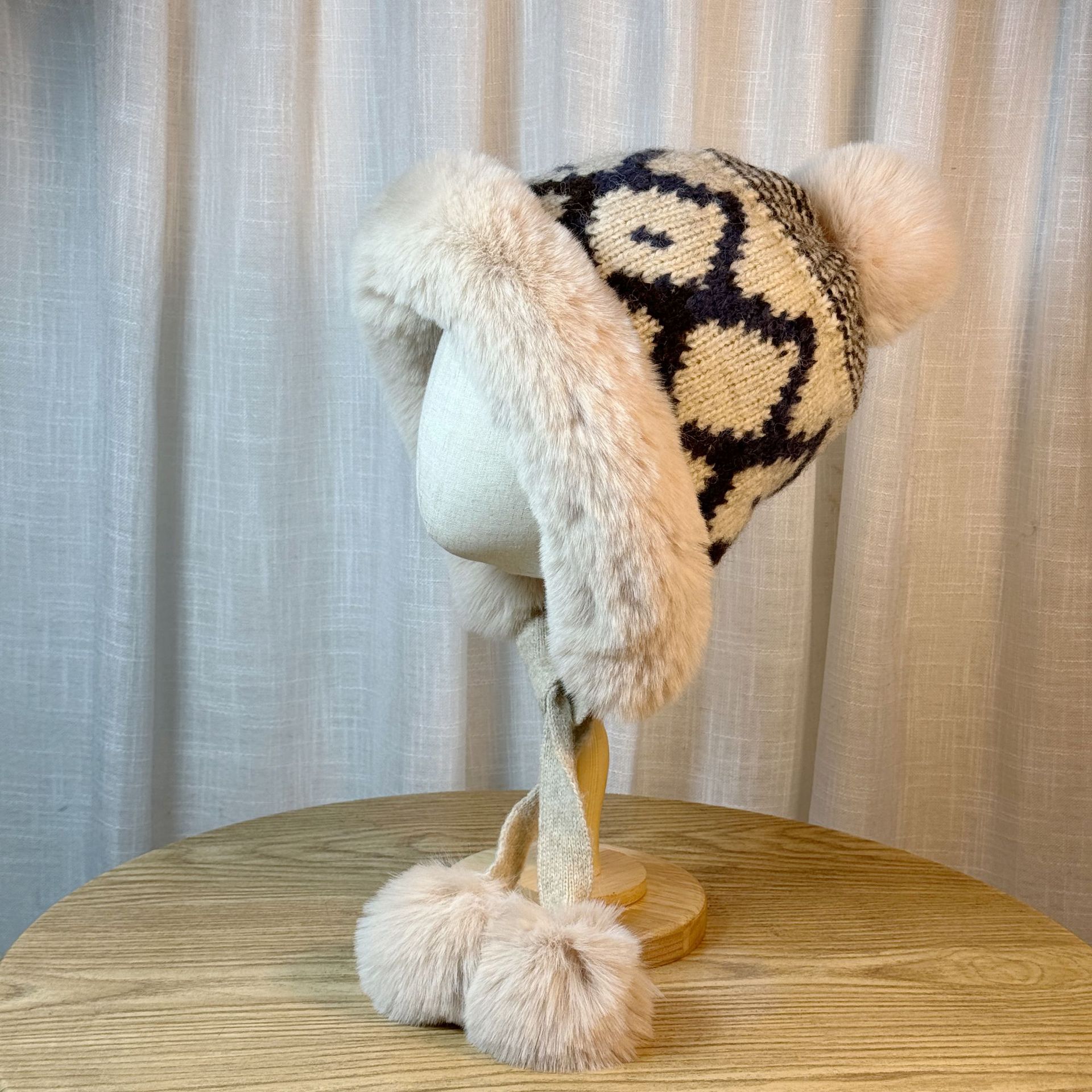 "National trend Sichuan Western Tourism Ethnic style rabbit fur hat for women, autumn and winter Korean-style versatile warm ear-protecting hat, large hat circumference makes the face look smaller. details Picture