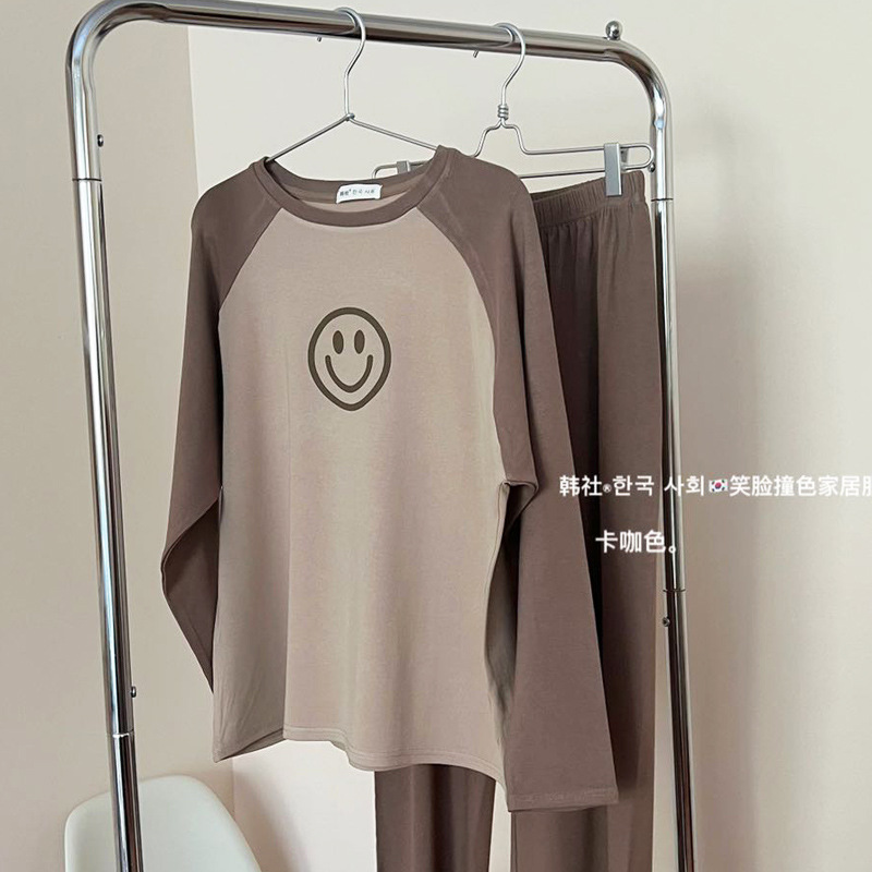Korean Society's smiling face color-blocking home wear, cotton round-neck long-sleeved pajama women's set, printed smiling face casual two-piece set Application Scenario