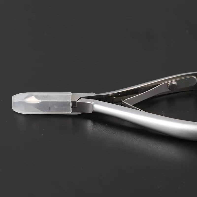 Easy-to-cut nail tools for removing dead skin and barbs, nail clippers, nail clippers, professional nail care tools, dead skin clippers Application Scenario