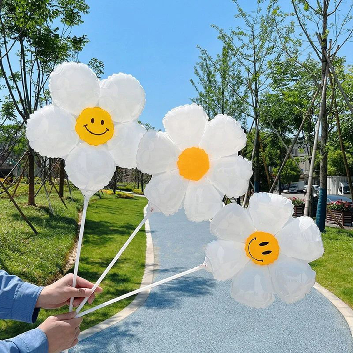 Smiling face balloons, Daisy balloons, floating sunflower balloons, yellow smiling face decorations, wholesale Application Scenario