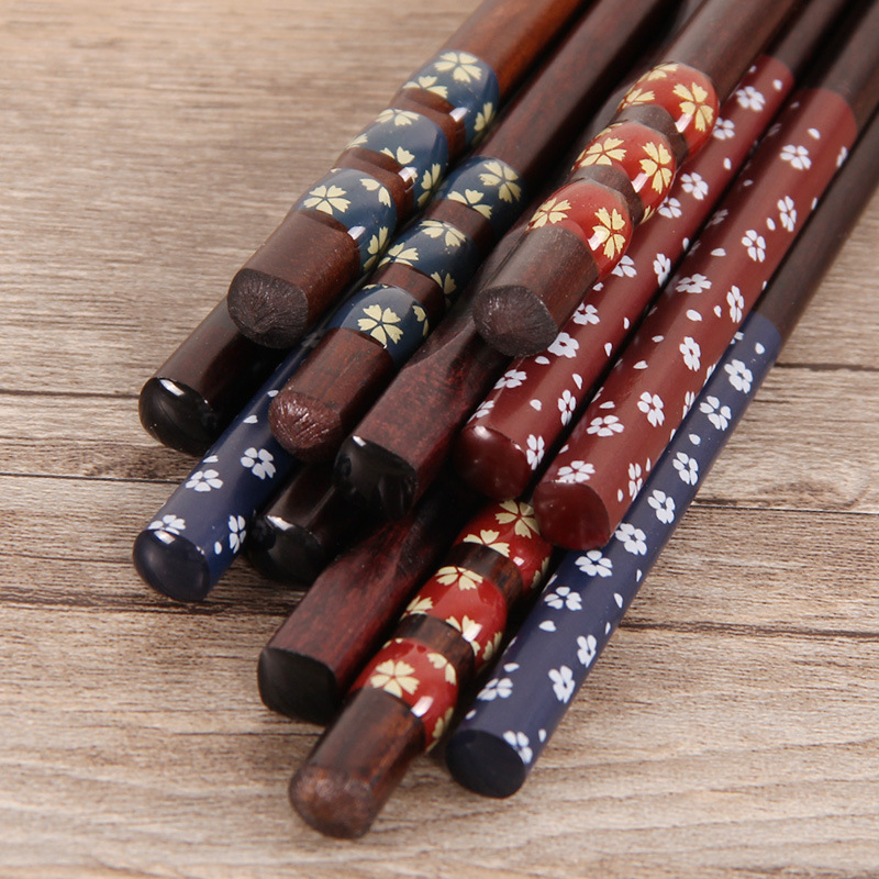 Wholesale of hotel commercial chopsticks, Japanese-style and traditional craft chopsticks, wooden tableware, one chopstick per person, household pointed chopsticks Application Scenario