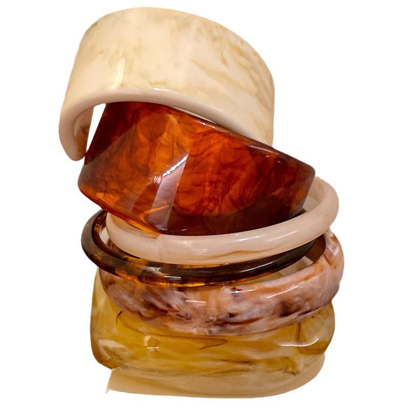 Wide-edge acrylic acetate bracelet, a retro ins-style, niche design for women, is a versatile accessory for students and best friends Item Picture